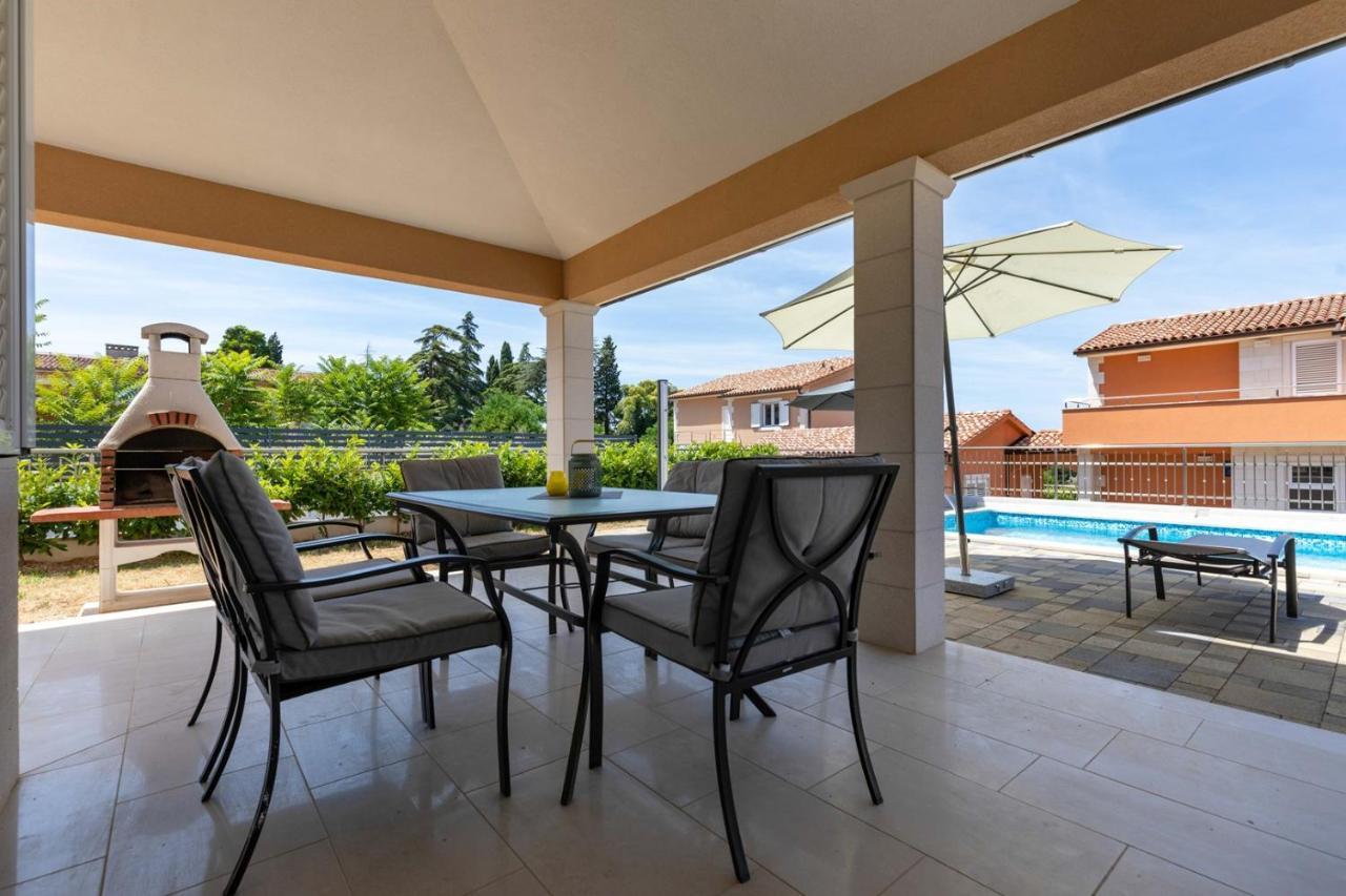 Villas In Pula